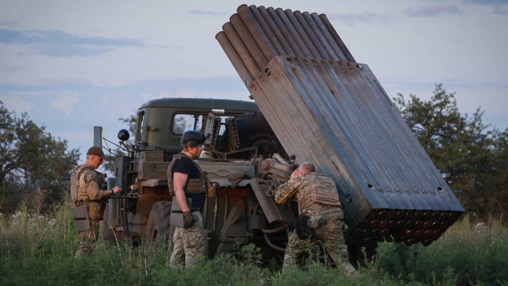 Ukrainische Soldaten bereiten einen Mehrfachraketenwerfer vor, um Raketen auf die russischen Stellungen an der Frontlinie in der Nähe von Bachmut abzufeuern. Foto: Roman Chop/Roman Chop/AP