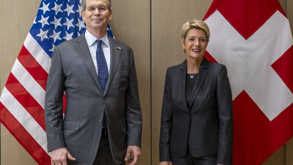 Ende Mai traf Bundespräsidentin Karin Keller-Sutter US-Finanzminister Scott Bessent in Genf. Fast sechs Wochen später gibt es noch immer keine Neuigkeiten im Zollstreit. (Archivbild)