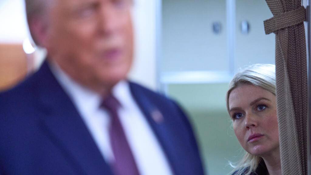 ARCHIV - Die Pressesprecherin des Weißen Hauses, Karoline Leavitt, hört zu, während US-Präsident Donald Trump an Bord der Air Force One mit Reportern spricht. Foto: Evan Vucci/AP/dpa