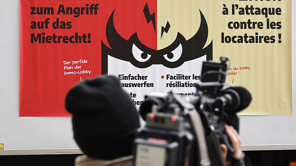 Ein Kameramann des Schweizer Fernsehens (SRF) filmt bei der Einreichung der Unterschriften für das Doppel-Referendum zu Änderungen im Mietrecht.