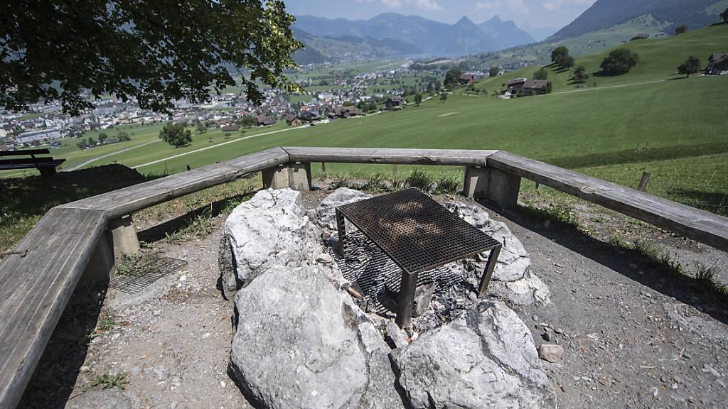 In der Zentralschweiz darf nur noch bei fest eingerichteten Feuerstellen gebrätelt werden. (Archivbild)