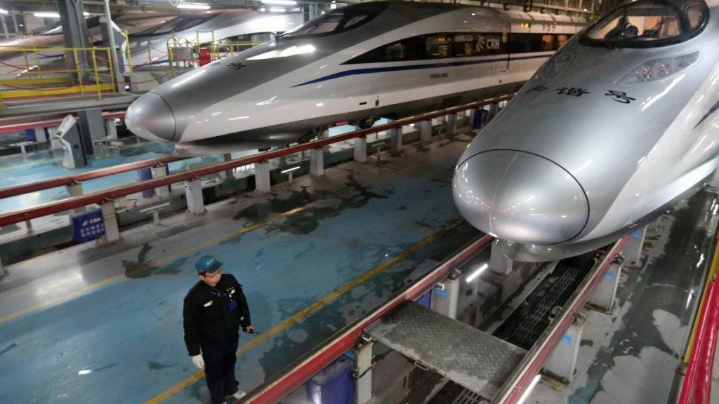 Ein Arbeiter bei der Herstellung von Hochgeschwindigkeitszügen in China. (Archiv) Die chinesische Wirtschaft ist in den ersten drei Monaten 2016 so langsam gestiegen wie seit der globalen Finanzkrise nicht mehr.