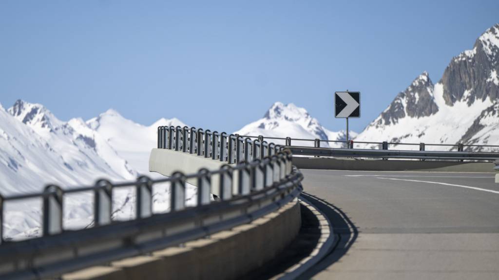 Die Gotthard-Passstrasse (im Bild die Tessiner Seite) wird ab Freitag nach der Wintersperre für den Strassenverkehr geöffnet. (Archivbild)