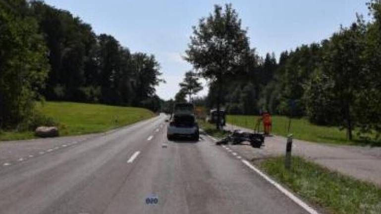 Töfffahrer bei Auffahrcrash schwer verletzt – Strasse für über zwei Stunden gesperrt