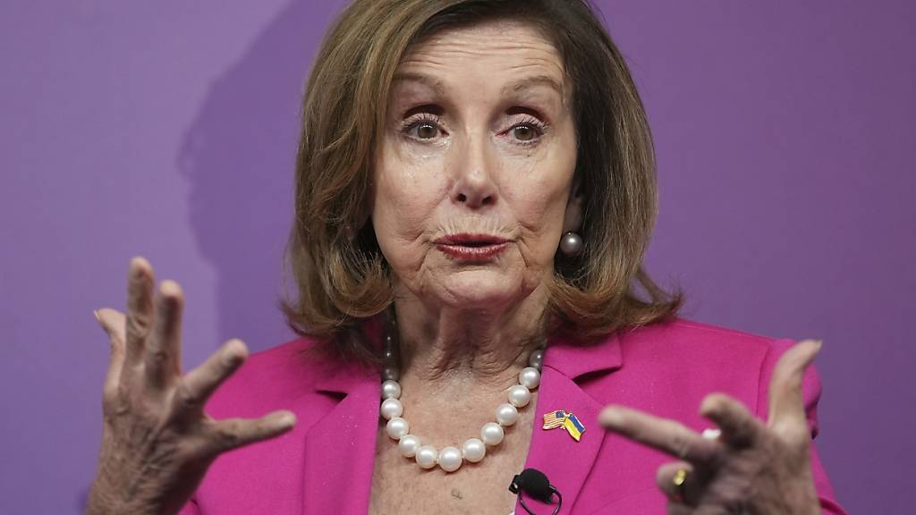 ARCHIV - Die ehemalige Sprecherin des US-Repräsentantenhauses, Nancy Pelosi, spricht im Chatham House in London. Foto: Kin Cheung/AP/dpa/Archivbild