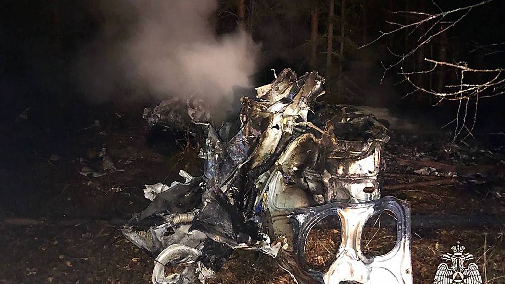 HANDOUT - Auf diesem vom Pressedienst des russischen Katastrophenschutzministeriums veröffentlichten Foto sind Trümmer eines Rettungshubschraubers zu sehen, der in einem Wald in der Region Kirow abgestürzt ist. Foto: -/Russian Emergency Ministry Press/AP/dpa - ACHTUNG: Nur zur redaktionellen Verwendung und nur mit vollständiger Nennung des vorstehenden Credits