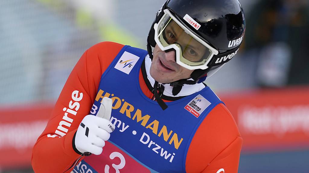 Daumen hoch, aber doch leicht enttäuscht: Gregor Deschwanden zeigt in Innsbruck eine starke Leistung, allerdings sind drei Österreicher noch etwas besser