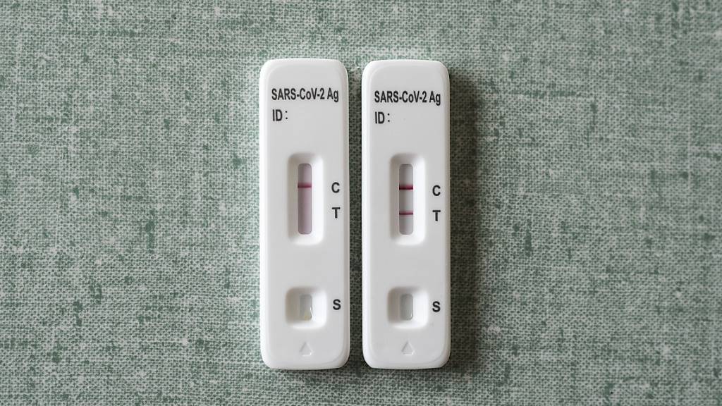 Ein negativer (links) und ein positiver (rechts) Coronavirus-Antigen-Selbsttest. Die Zahl der Ansteckungen mit dem Coronavirus ist in der Schweiz derzeit rückläufig. (Archivbild)