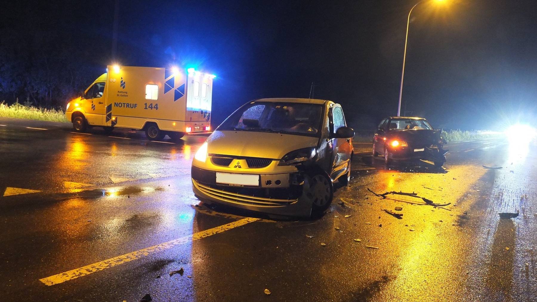 Ein Sanitätswagen kam am Freitagabend in Rüthi nach einem Unfall zum Einsatz.