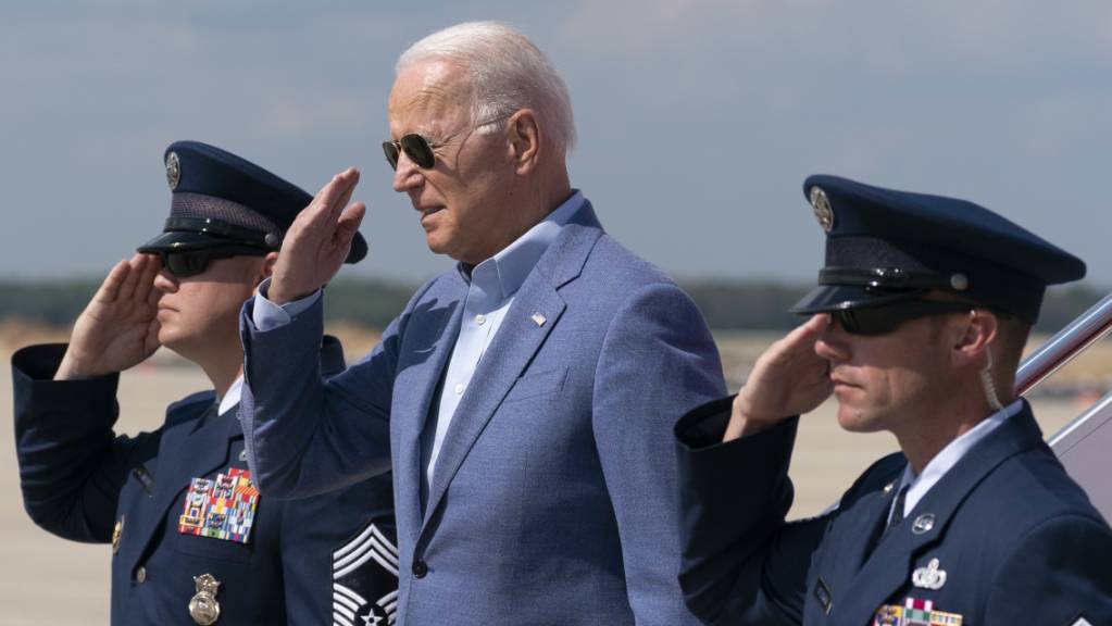 Joe Biden (M), Präsident der USA, beim Verlassen der Air Force One. Foto: Alex Brandon/AP/dpa