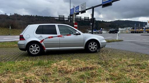 Warum steht ein VW Golf unbewegt an der A1 bei Baden?