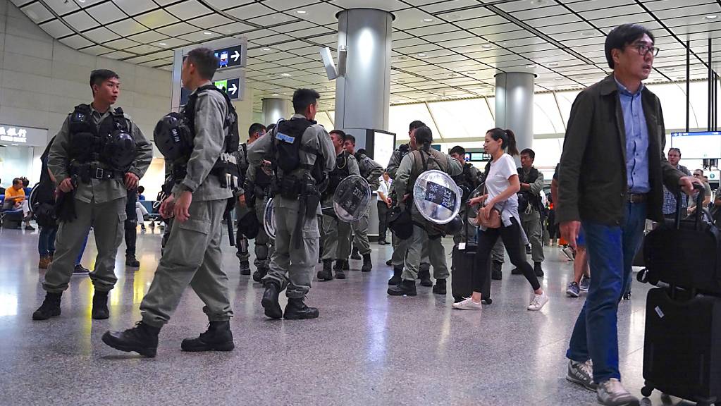 Hunderte Bereitschaftspolizisten patrouillierten am Samstag am Hongkonger Flughafen.