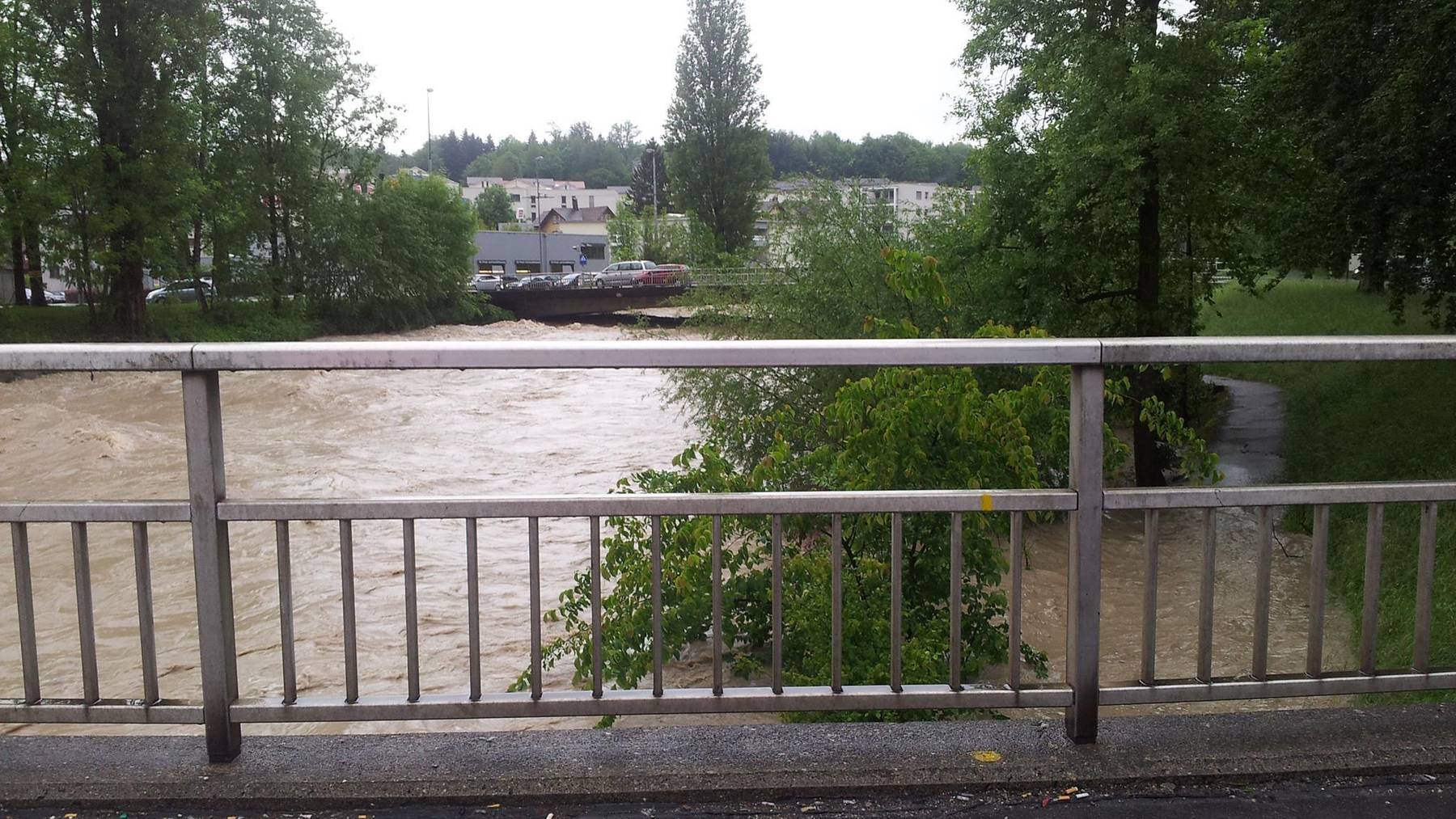 Hochwasser Die kleine Emme beim Seetalplatz in Emmenbrücke.