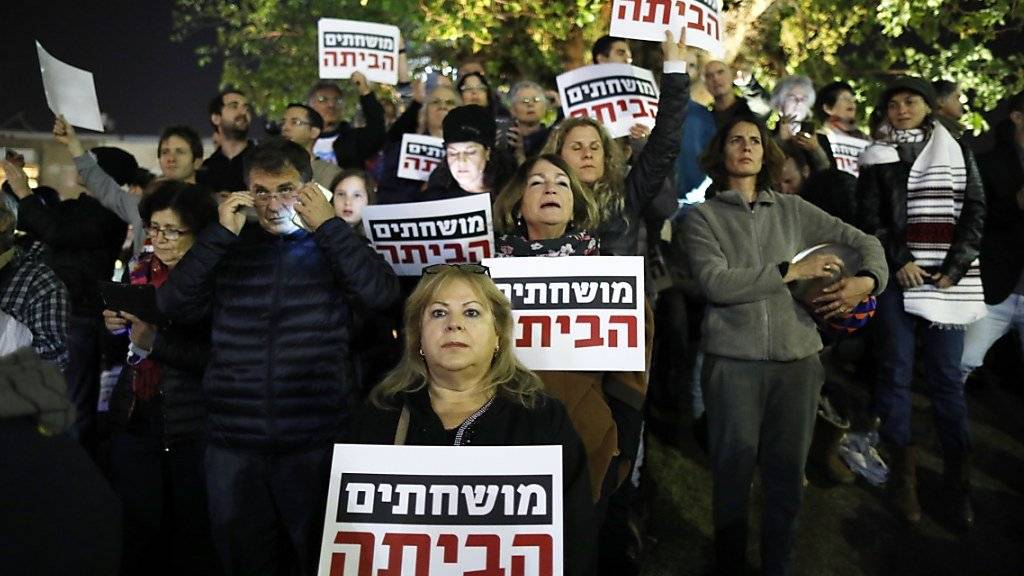 Israelis protestieren in Tel Aviv gegen Korruption in der Regierung um Ministerpräsident Benjamin Netanjahu.