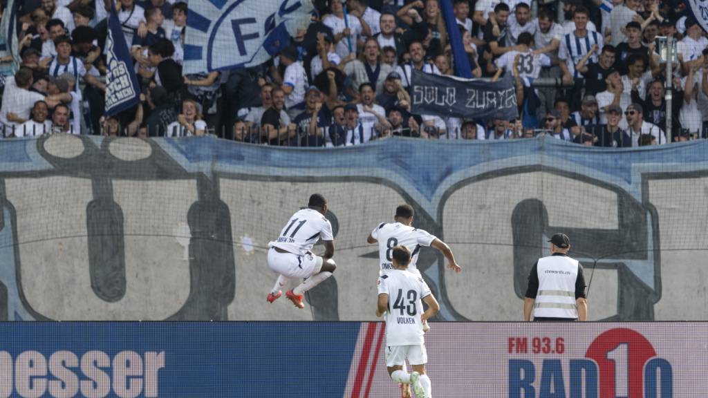 Umeh Emmanuel (links) erlöst den leidgeplagten FCZ-Anhang mit seinem Siegtreffer in der Nachspielzeit