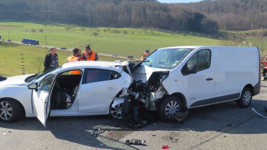 Bei einem Auffahrunfall auf der Autobahn A2 bei Arisdorf BL werden am Montag drei Personen teils schwer verletzt.