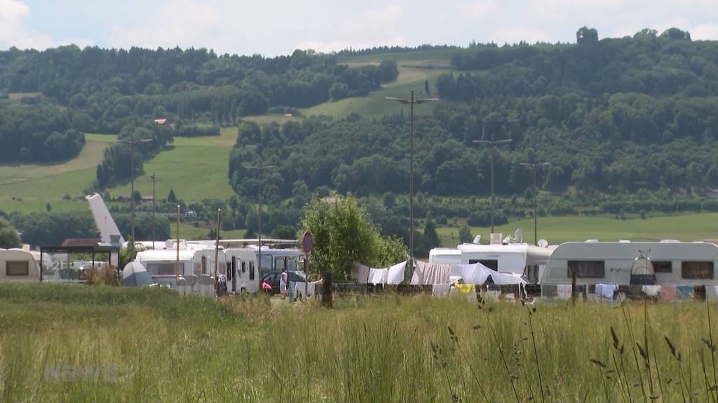 Ausländische Fahrende sind zurück in Belp: Wohnwagen stehen auf Parkplatz im Flughafenareal