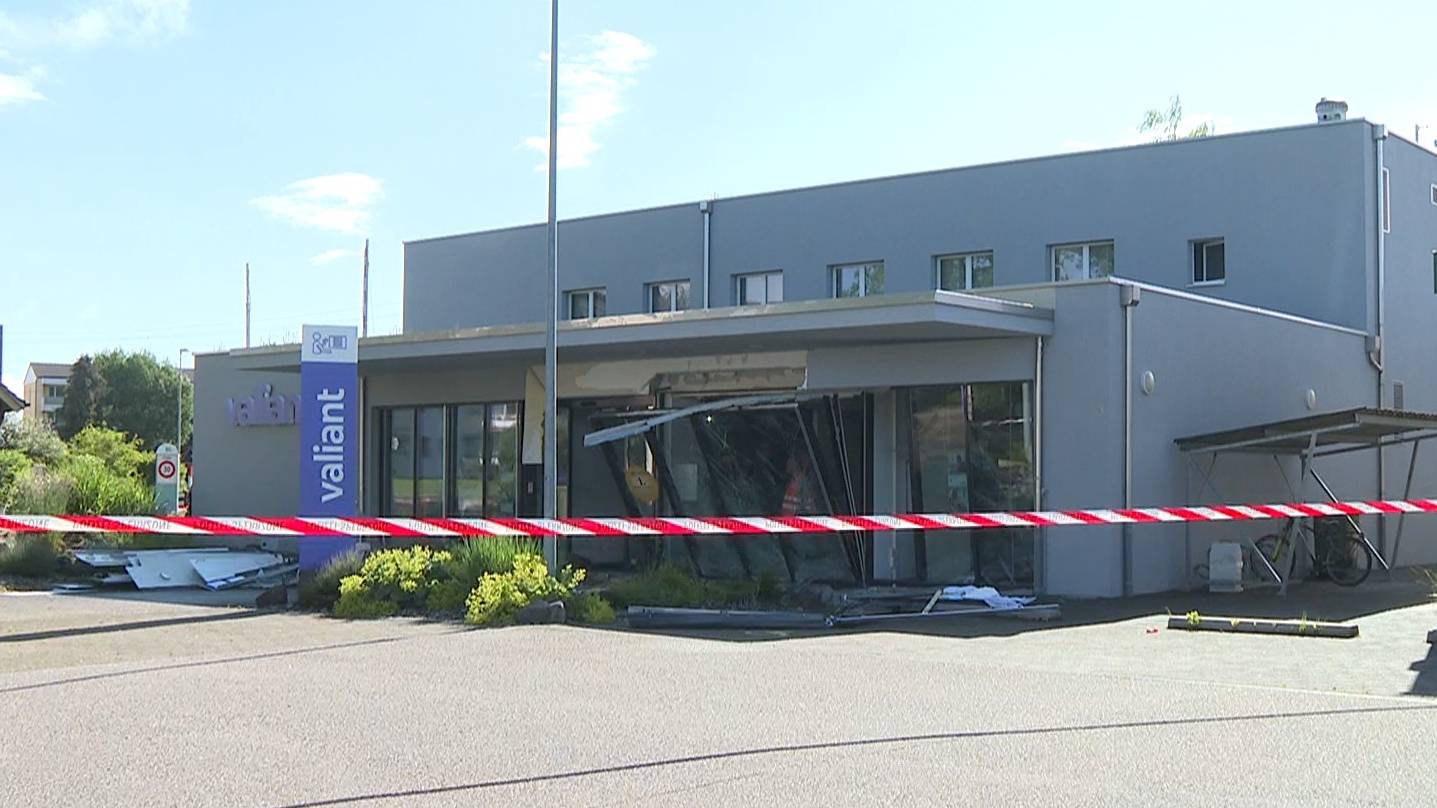 Die Valiant Bank in Jegenstorf am Montagmorgen – die Polizei hat das Gebäude grossräumig abgesperrt.