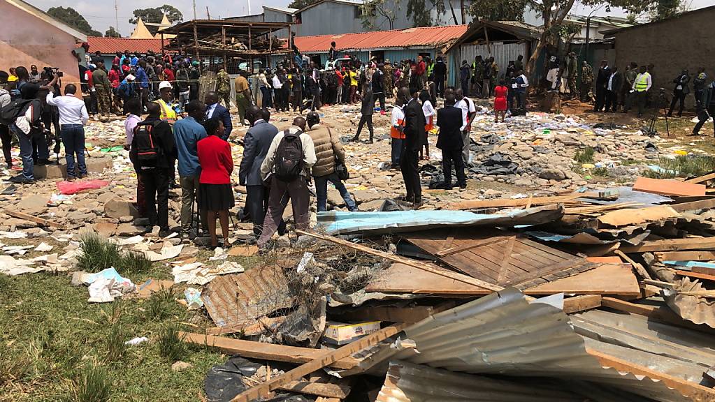 Beim Einsturz einer Schule in Kenia sind sieben Kinder ums Leben gekommen und Dutzende weitere verletzt worden. Das Gebäude war aus billigsten Materialien erstellt worden.
