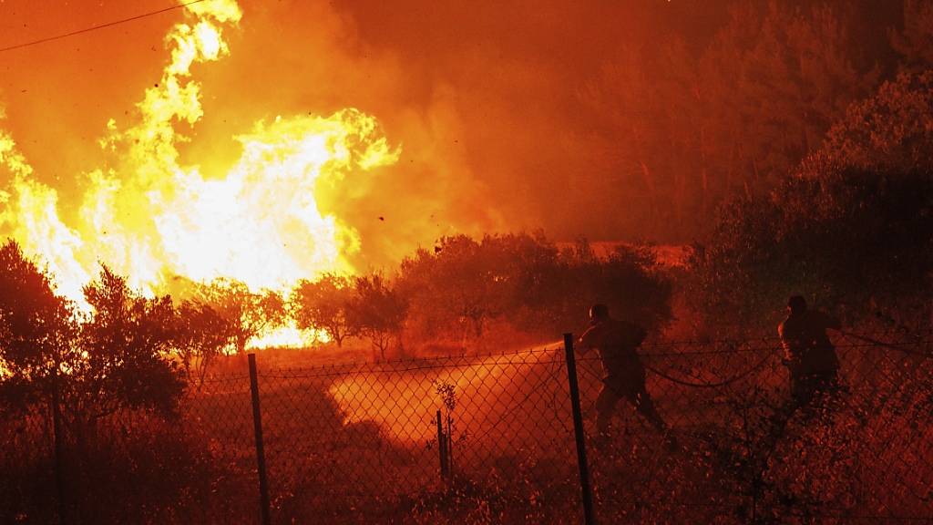 dpatopbilder - Die meterhohen Flammen fressen sich durch die Wälder von Avas. Foto: Achilleas Chiras/AP