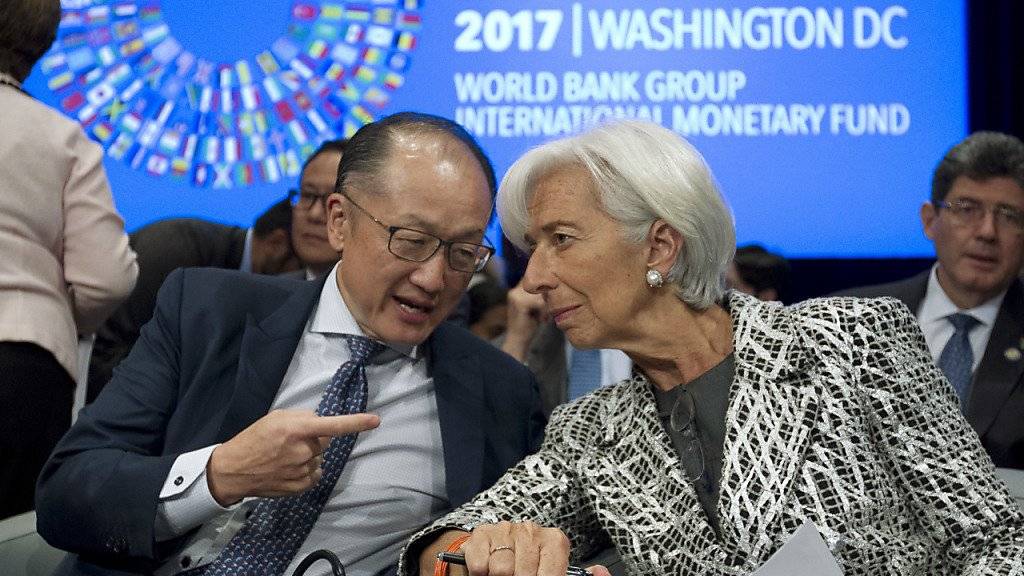 Weltbank-Präsident Jim Yong Kim im Gespräch mit IWF-Direktorin Christine Lagarde anlässlich der Frühjahrestagung der beiden Institutionen.