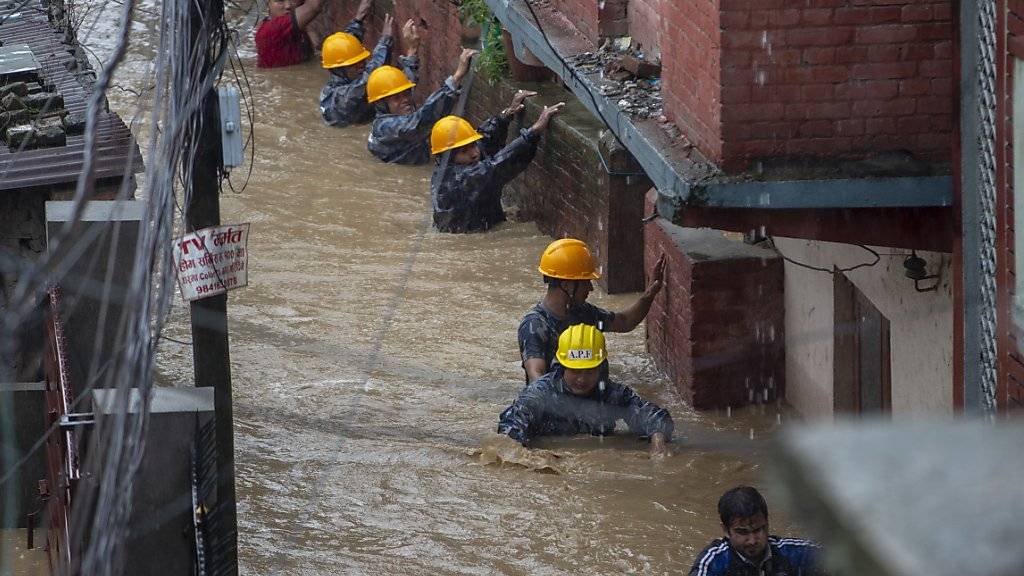 Die Polizei evakuiert Bewohner von überfluteten Häusern in Kathmandu.