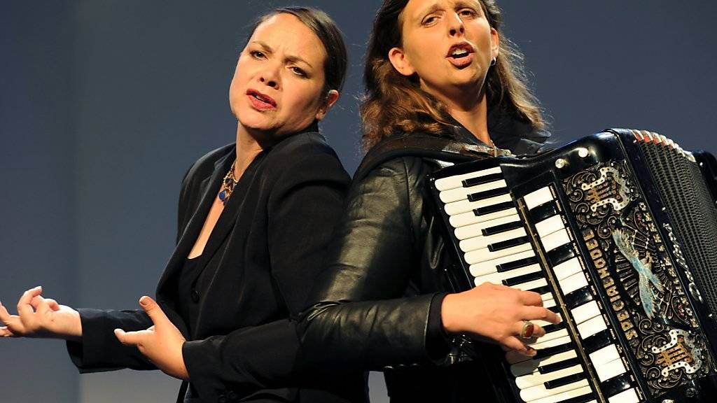 Nicole Knuth, links, und Olga Tucek, rechts, touren seit 2004 als Kabarett-Duo Knuth und Tucek durch den deutschsprachigen Raum. Jetzt werden sie dafür mit dem Schweizer Kleinkunstpreis 2019 geehrt. (Archivbild)