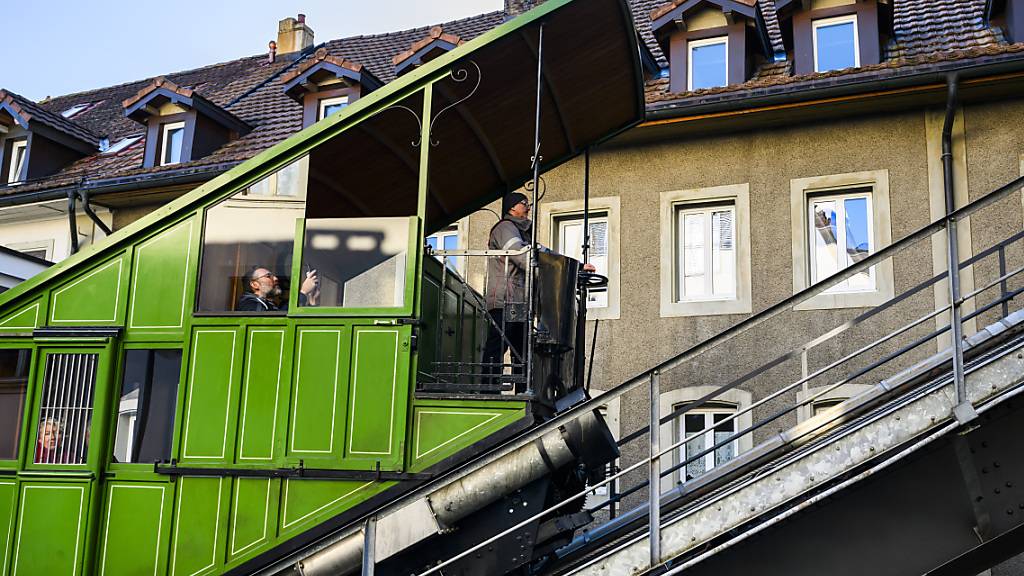 Es geht steil nach Oben: Das «Funiculaire» in der Stadt Freiburg, die einzige Wasserballastbahn der Schweiz, ist seit 125 Jahren in Betrieb. Die Bahn nutzt für jede Fahrt 3000 Liter Abwasser als Antrieb.