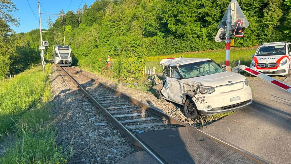 Die beiden Insassen des Autos brachten sich vor der Kollision in Sicherheit.