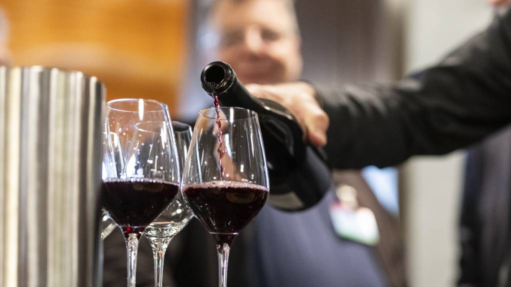 Die Motion Würth fordert das Abwarten weiterer Studien, bevor neue Empfehlungen zum Alkoholkonsum ausgesprochen werden. (Symbolbild)