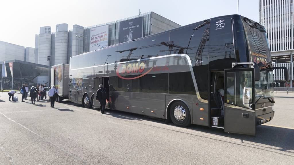 Ein Reisebus der Firma «Domo Reisen» steht auf dem Bus Parkplatz am Flughafen Kloten, aufgenommen am