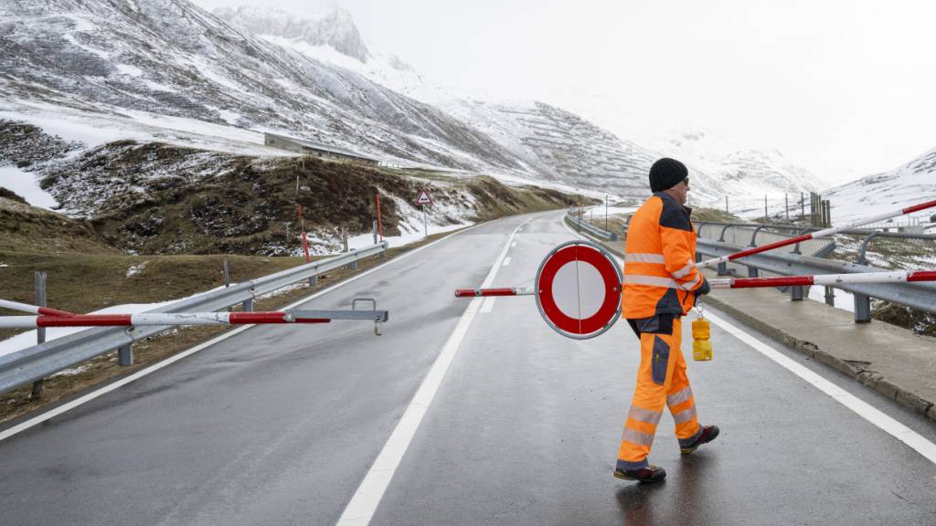 Die Oberalppassstrasse soll ab Ende April für den Verkehr wieder freigegeben werden. (Archivaufnahme)
