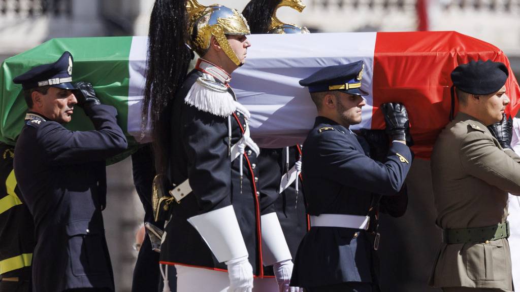 Der Sarg des ehemaligen italienischen Präsidenten Giorgio Napolitano wird zum Staatsbegräbnis in das Parlament in Rom getragen. Foto: Roberto Monaldo/LaPresse/AP/dpa