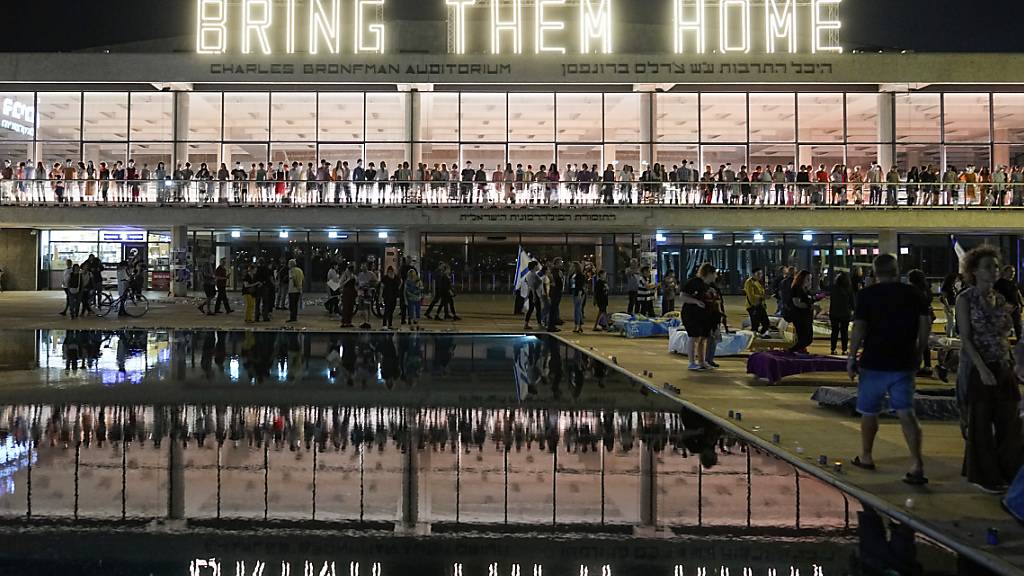 dpatopbilder - In Tel Aviv fordern Tausende bei einer Demonstration, die Freilassung der Geiseln, die bei dem Hamas-Angriff vom 07.10.2023 in Israel entführt wurden. Foto: Ohad Zwigenberg/AP/dpa