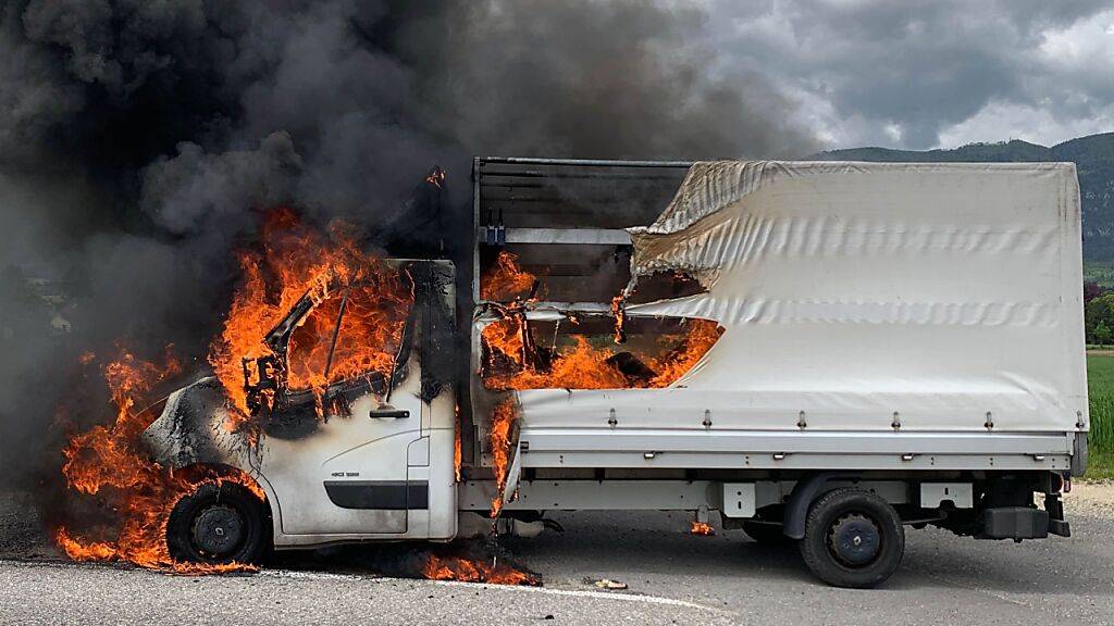 Der Lieferwagen steht nach dem Auffahrunfall in Solothurn in Flammen. Die Fahrzeuginsassen konnten sich rechtzeitig in Sicherheit bringen.