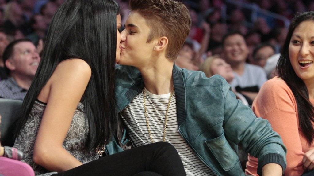Justin Bieber küsst Selena Gomez zurzeit höchstens im Traum. Obs wirklich zu einer Reunion kommt, steht in den Sternen (Archiv)