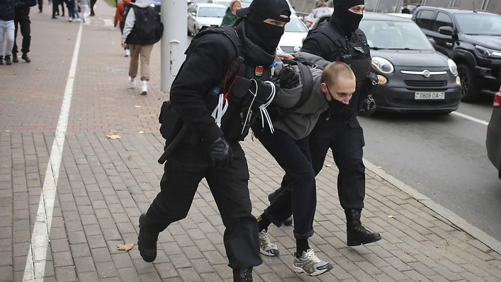 dpatopbilder - Polizisten nehmen einen Demonstranten bei einem Protest am Samstag in Minsk fest. Foto: Uncredited/AP/dpa