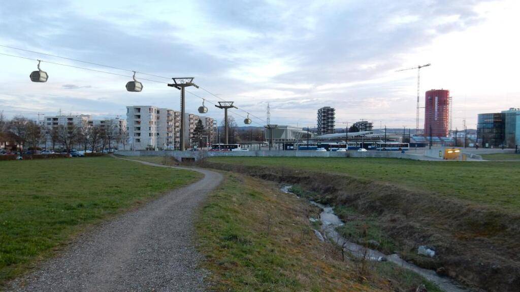 Die Stadt Dübendorf sieht bei der geplanten Zoo-Seilbahn Mängel beim Verkehrskonzept und beim Umweltschutz. Daher zieht sie ein Verwaltungsgerichtsurteil ans Bundesgericht weiter. (Visualisierung)