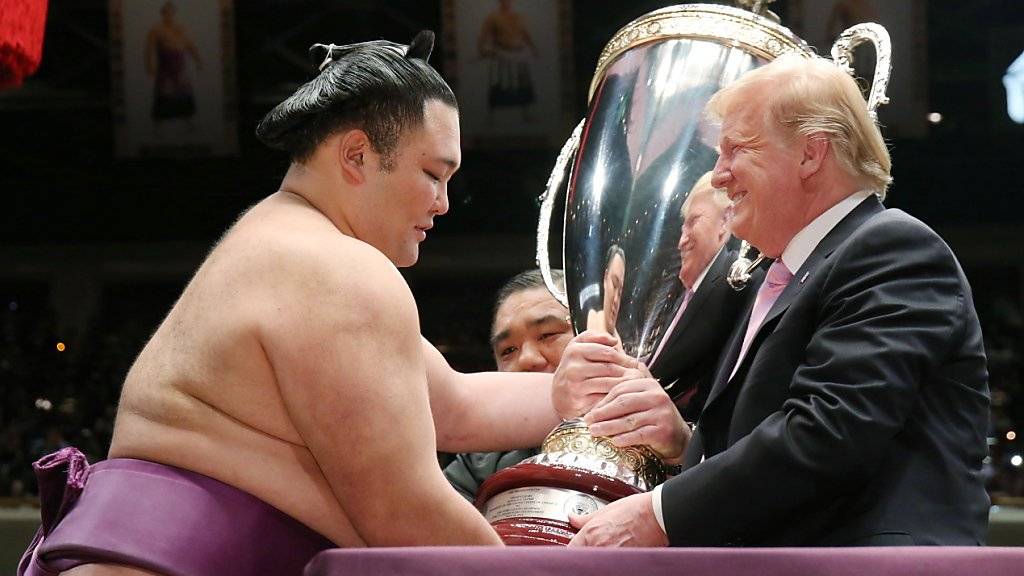 US-Präsident Trump überreicht dem Sieger des Sumo-Ringer-Turniers den eigens dafür geschaffenen «President's Cup».