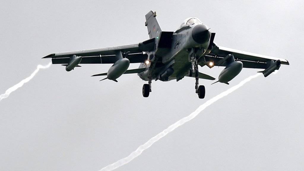«Tornado»-Aufklärungsflugzeug: Deutschland greift militärisch in den Kampf gegen den IS ein - die Opposition befürchtet deshalb eine erhöhte Terrorgefahr für Deutschland.