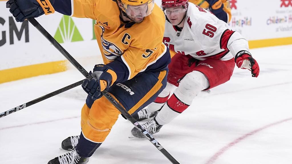 Immer Herr der Lage: Roman Josi (vorne) und die Nashville Predators gegen die Carolina Hurricanes