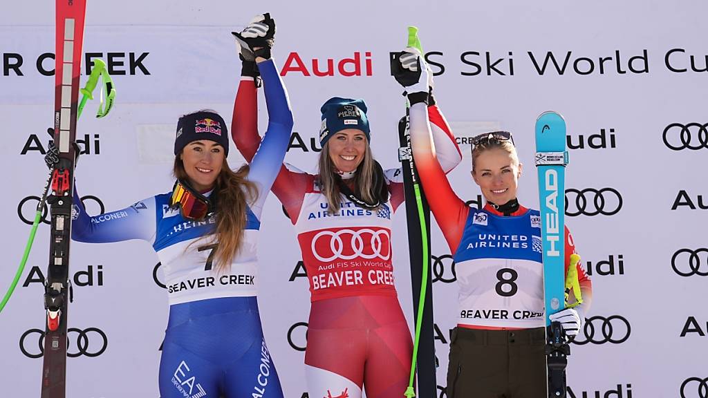 Die nun siebenfache Weltcup-Siegerin Cornelia Hütter auf dem Podest in Beaver Creek mit der zweitklassierten Italienerin Sofia Goggia (links) und Lara Gut-Behrami