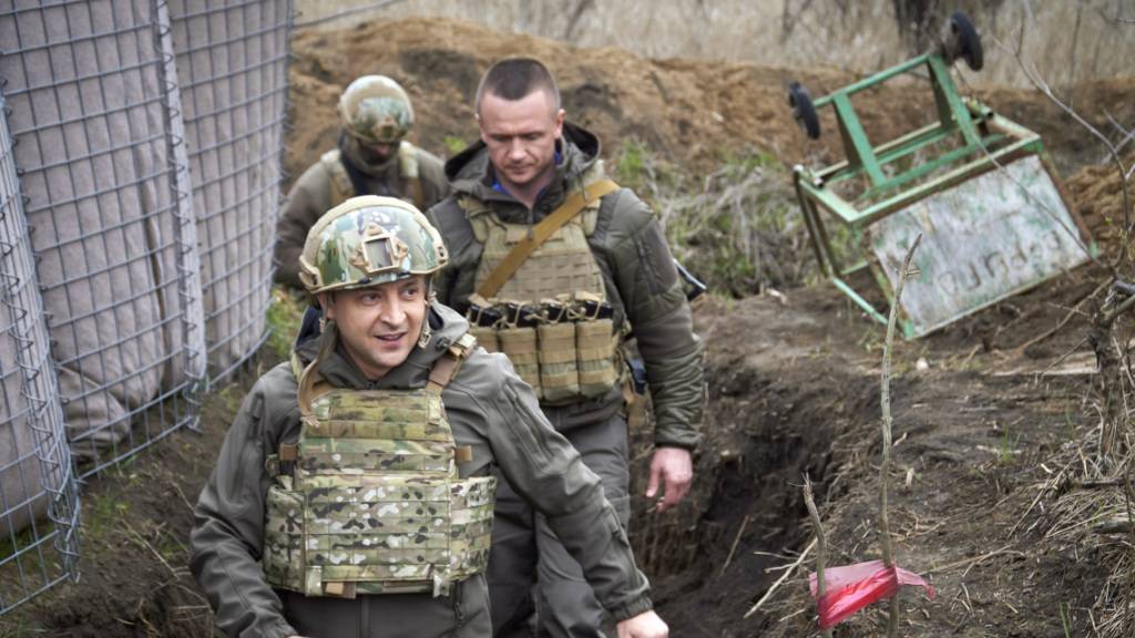 Wolodymyr Selenskyj (links), Präsident der Ukraine, besucht die vom Krieg betroffene Region Donezk im Osten der Ukraine.