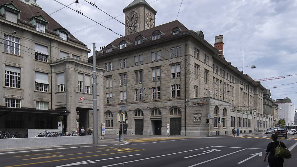 In der Hauptpost in St. Gallen ist die Stadt- und Kantonsbibliothek in einem Provisorium untergebracht. Geplant wird nun ein Neubau am Blumenmarktplatz. (Archivbild)