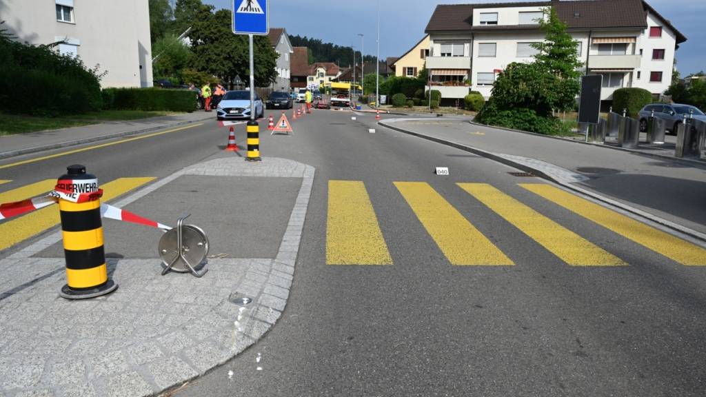 Bei einem Überholmanöver kollidierte ein Motorradfahrer mit der Mittelinsel einse Fussgängerstreifens.
