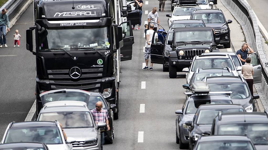 Am Wochenende brauchten Reisende Geduld: Stau vor dem Gotthard. (Archivbild)