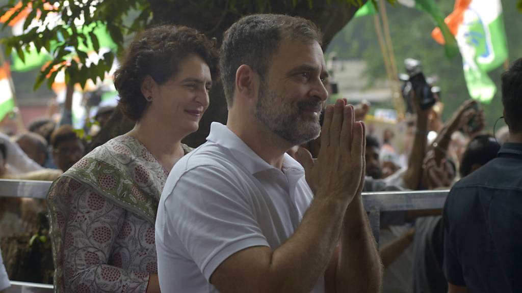 Rahul Gandhi (r), Oppositionsführer der Kongresspartei in Indien und seine Schwester Priyanka Vadra, Politikerin der Kongresspartei, begrüßen Journalisten bei ihrer Ankunft in der Parteizentrale. Foto: Dinesh Joshi/AP/dpa