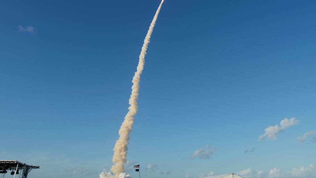 Erstmals seit mehr als einem halben Jahrhundert sind wieder Menschen in die Nähe des Mondes unterwegs. Kurz nach dem Start brach vorübergehend die Kommunikation ab.