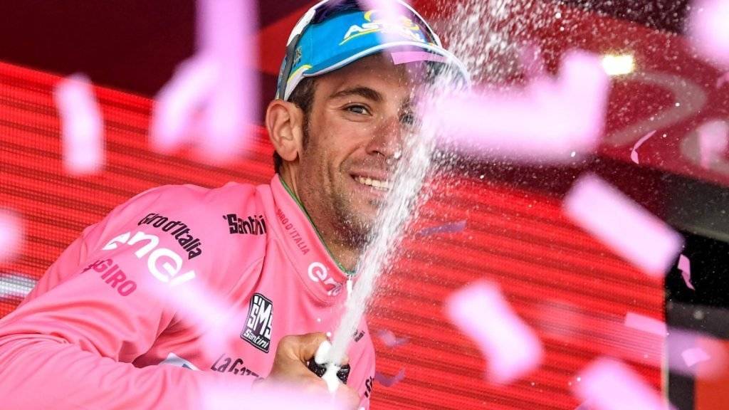Der 31-jährige Italiener Vincenzo Nibali freut sich am Samstag in Sant'Anna di Vinadio, nachdem er in die Maglia rosa eingekleidet worden ist