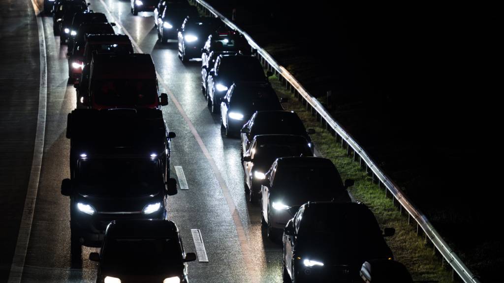 Immer wieder staut sich der Verkehr auf der A13 in Graubünden. Einige Autofahrer weichen auf die umliegenden Dörfer aus. (Archivbild)